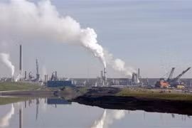 Một cơ sở khai thác dầu tại Fort McMurray, Alberta, Canada. (Nguồn: AFP/TTXVN)