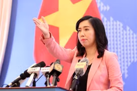 Người phát ngôn Bộ Ngoại giao Lê Thị Thu Hằng mời các phóng viên đặt câu hỏi. (Ảnh: Văn Điệp/TTXVN)
