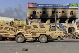 Lực lượng ủng hộ chính phủ Yemen tại khu vực ngoại ô Hodeida. (Nguồn: AFP/TTXVN)