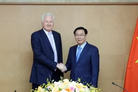 Phó Thủ tướng Vương Đình Huệ và ông Richard F. Chandler, Chủ tịch và là nhà sáng lập Tập đoàn Clermont. (Nguồn: baochinhphu.vn)