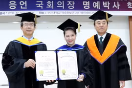 Chủ tịch Quốc hội Nguyễn Thị Kim Ngân nhận bằng Tiến sỹ danh dự của trường Đại học Quốc gia Pukyong (Hàn Quốc). (Ảnh: Trọng Đức/TTXVN)