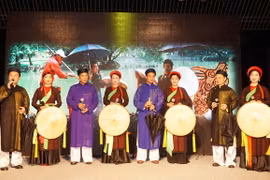 Tiết mục hát Quan họ của Đội văn nghệ cộng đồng người Việt tại Teplice. (Ảnh: Hồng Kỳ/Vietnam+)
