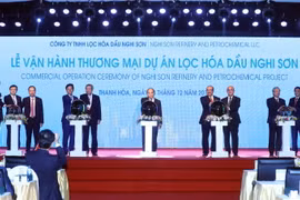 Thủ tướng Nguyễn Xuân Phúc và các đại biểu thực hiện nghi thức vận hành. (Ảnh: Thống Nhất/TTXVN)