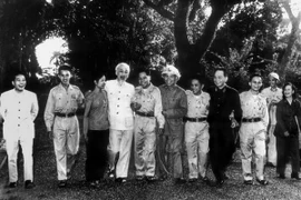 Chủ tịch Hồ Chí Minh, Đại tướng Võ Nguyên Giáp cùng Đoàn đại biểu Anh hùng Lực lượng vũ trang nhân dân giải phóng miền Nam trong vườn xoài ở Phủ Chủ tịch (15/11/1965). (Ảnh: Vũ Đình Hồng/TTXVN)