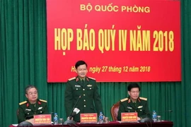 Thiếu tướng Nguyễn Văn Đức, Cục trưởng Cục Tuyên huấn, Tổng cục Chính trị Quân đội nhân dân Việt Nam phát biểu tại buổi họp báo. (Ảnh: Văn Điệp/TTXVN)