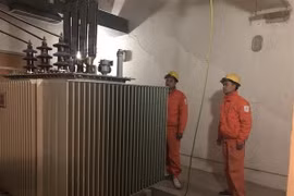 Cán bộ công ty Điện lực quận Nam Từ Liêm thực hiện kiểm tra máy biến áp đảm bảo điện cho khu vực sân vận động Quốc gia Mỹ Đình. (Ảnh Mạnh Khánh/TTXVN)