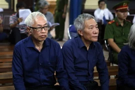 Bị cáo Trần Phương Bình, nguyên Tổng giám đốc Ngân hàng Đông Á (ngoài cùng bên trái). (Ảnh: Thành Chung/TTXVN)