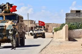Xe quân sự của quân đội Thổ Nhĩ Kỳ tại Manbij, miền Bắc Syria. (Nguồn: AFP/TTXVN)