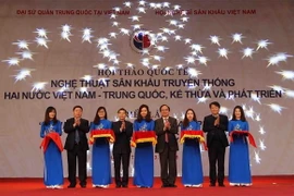 Đại biểu cắt băng khai mạc triển lãm Hình ảnh nghệ sỹ Mai Lan Phương - Trung Quốc. (Ảnh: Thanh Tùng/TTXVN)