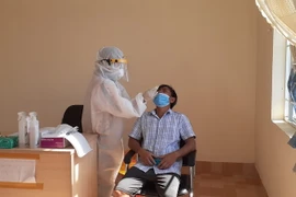 Xét nghiệm COVID-19 cho người dân. (Ảnh: Hoàng Nhị/TTXVN)