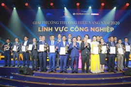 Đại diện các doanh nghiệp nhận Giải thưởng Thương hiệu vàng Thành phố Hồ Chí Minh trong lĩnh vực công nghiệp năm 2020. (Ảnh: Mỹ Phương/TTXVN)