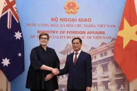 Bộ trưởng Ngoại giao Bùi Thanh Sơn với Bộ trưởng Ngoại giao Australia Marise Payne. (Ảnh: Lâm Khánh/TTXVN)