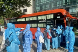 Đưa công dân về quê. (Ảnh: Hồng Giang/TTXVN)