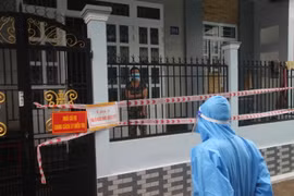 Trước nhà bệnh nhân F0 đều có treo bảng thông báo "địa điểm có người đang điều trị COVID-19 tại nhà." (Ảnh: Tuấn Kiệt/TTXVN)