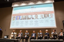 Phó Giáo sư-Tiến sỹ Phạm Anh Tuấn, Tổng Giám đốc Trung tâm Vũ trụ Việt Nam (người ngồi thứ tư từ trái sang) tham dự APRSAF 26 tại Nagoya của Nhật Bản. (Nguồn: vast.gov.vn)