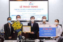 Ông Masuda Chikahiro, Trưởng Văn phòng chi nhánh JICA tại Thành phố Hồ Chí Minh (thứ hai từ trái sang) và ông Nguyễn Tri Thức, Giám đốc Bệnh viện Chợ Rẫy (thứ ba từ trái sang) trong Lễ trao tặng lô thiết bị y tế. (Nguồn: cand.com.vn)