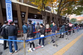 Người dân xếp hàng chờ xét nghiệm COVID-19 tại Seoul, Hàn Quốc, ngày 4/11. (Ảnh: Yonhap/TTXVN)