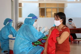Tiêm vaccine phòng COVID-19 cho người từ 18 tuổi trở lên tại Tiền Giang. (Ảnh: Hữu Chí/TTXVN)