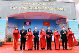 Lãnh đạo hai tỉnh Quảng Nam và Sekong (Lào) cắt băng khai trương cặp cửa khẩu quốc tế Nam Giang-Dak Taook. (Ảnh: Trần Tĩnh/TTXVN)