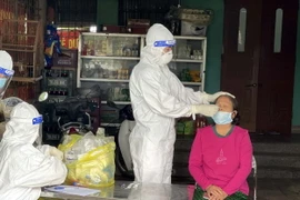 Lấy mẫu xét nghiệm COVID-19 cho người dân xã Quang Trung, thị xã Bỉm Sơn, tỉnh Thanh Hóa. (Ảnh: Nguyễn Nam/TTXVN)