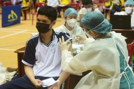 Tiêm vaccine phòng COVID-19 (Pfizer) cho học sinh. (Ảnh: Văn Dũng/TTXVN)