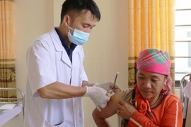 Nhân viên y tế tiêm vaccine phòng COVID-19 cho người dân xã Tà Tổng, huyện Mường Tè, tỉnh Lai Châu. (Ảnh: Việt Hoàng/TTXVN)