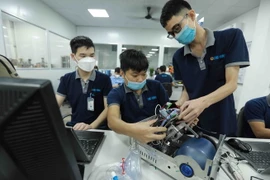 Nhân viên của Công ty Cổ phần Ứng dụng Công nghệ & CNC-Vina lắp ráp thiết bị máy trợ thở tại nhà máy. (Ảnh: Vũ Sinh/TTXVN)