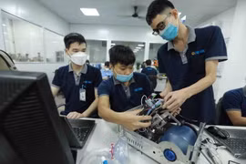 Nhân viên của Công ty Cổ phần Ứng dụng Công nghệ & CNC-Vina lắp ráp thiết bị máy trợ thở tại nhà máy. (Ảnh: Vũ Sinh/TTXVN)