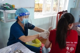 Tiêm vaccine cho trẻ em tại Trường THCS Nguyễn Trãi, xã Đức Hạnh, huyện biên giới Bù Gia Mập. (Ảnh: K GỬIH/TTXVN)