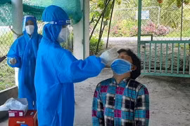 Lấy mẫu xét nghiệm COVID-19 cho người dân. (Ảnh: Lê Thúy Hằng/TTXVN)