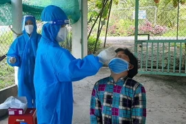 Lấy mẫu xét nghiệm COVID-19 cho người dân. (Ảnh: Lê Thúy Hằng/TTXVN)