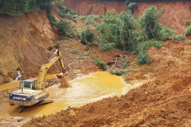 Khối lượng đất sạt lở lớn, mưa vẫn kéo dài, phương tiện cơ giới nhỏ không thể khắc phục được. (Ảnh: TTXVN phát)