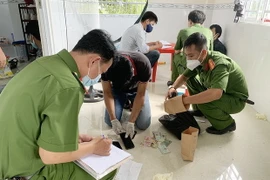 Lực lương Công an khám xét nhà ở của bị can Dung thu giữ trên 640g Methaphetamine cũng nhiều tang vật liên quan. (Ảnh: TTXVN phát)