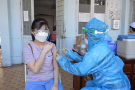 Tiêm vaccine phòng COVID-19 cho học sinh Trường Trung học Cơ sở Kim Hồng (thành phố Cao Lãnh). (Ảnh: Nhựt An/TTXVN)