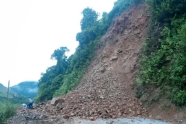 Mưa lớn tại Lai Châu gây sạt lở trên các tuyến giao thông như Quốc lộ 4H, đường tỉnh 133. (Ảnh: TTXVN phát)