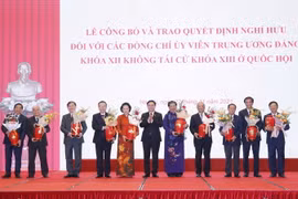 Chủ tịch Quốc hội Vương Đình Huệ tặng quà của Ủy ban Thường vụ Quốc hội cho các đại biểu. (Ảnh: Doãn Tấn/TTXVN)