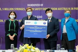 Bộ trưởng Bộ Y tế Nguyễn Thanh Long tiếp nhận thiết bị dây chuyền lạnh và vật tư tiêm chủng do Chính phủ Australia và UNICEF hỗ trợ. (Ảnh: TTXVN phát)