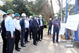 Đoàn công tác của Tổng cục Đường bộ Việt Nam kiểm tra tiến độ thi công tuyến tránh thành phố Sơn La. (Ảnh: Hữu Quyết/TTXVN)