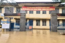 Nhiều cơ sở cách ly tập trung trên địa bàn huyện bị ngập lụt. (Nguồn: baoquangngai.vn)