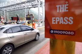Thẻ ePass giúp lái xe ô tô lưu thông qua làn thu phí tự động, kích hoạt miễn phí tại trung tâm đăng kiểm, thanh toán trực tiếp khi lưu thông qua trạm bằng tài khoản ViettelPay. (Ảnh: Huy Hùng/TTXVN)