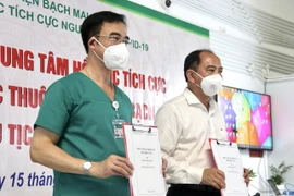 Ký kết hỗ trợ y tế giữa Trung tâm hồi sức tích cực người bệnh COVID-19 do Bệnh viện Bạch Mai điều hành và lãnh đạo Sở Y Thành phố Hồ Chí Minh. (Ảnh: Thu Hương/TTXVN)