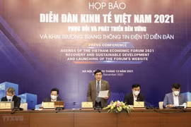 Tổng thư ký, Chủ nhiệm Văn phòng Quốc hội Bùi Văn Cường thông tin về trang thông tin điện tử diễn đàn. (Ảnh: Trần Việt/TTXVN)