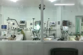 Bên trong phòng bệnh ICU, bệnh nhân thở bằng máy thở của Bệnh viện Dã chiến số 1 tỉnh Khánh Hòa. (Ảnh: TTXVN phát)