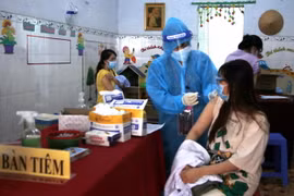 Tiêm vaccine phòng COVID-19 cho người dân trên địa bàn thành phố Cà Mau. (Ảnh: Kim Há/TTXVN)