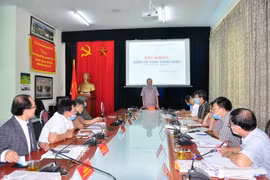 Chủ tịch Nguyễn Văn Rinh chủ trì Phiên họp lần thứ nhất Hội đồng Chấm thi vòng chung khảo. (Nguồn: dientudacam.vn)