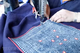 Những sản phẩm thổ cẩm độc đáo được hoàn thiện dưới đường may khéo léo của phụ nữ Mông. (Ảnh: Việt Dũng/TTXVN) 