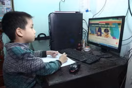 Học sinh tiểu học huyện Yên Lạc học trực tuyến tại nhà. (Ảnh: Hoàng Hùng/TTXVN)