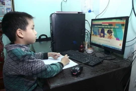 Học sinh tiểu học huyện Yên Lạc học trực tuyến tại nhà. (Ảnh: Hoàng Hùng/TTXVN)