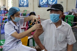 Người dân phường Kim Tân, thành phố Lào Cai, tiêm vaccine phòng chống COVID-19. (Ảnh: Quốc Khánh/TTXVN)