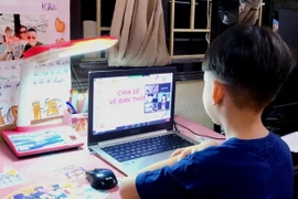 Học sinh lớp 1 học trực tuyến. (Ảnh: TTXVN phát)